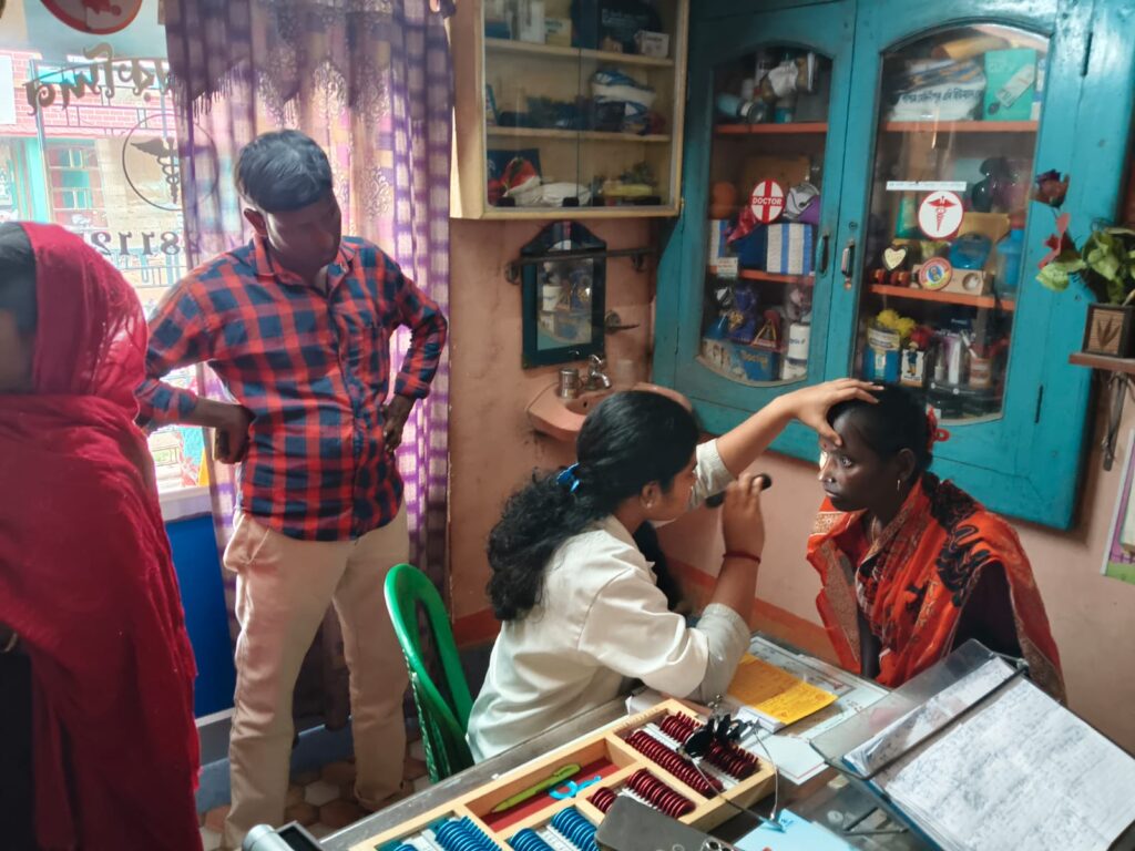 রোটারি আই হাসপাতালের সহযোগিতায় মুগবসানে চক্ষু শিবির, বহু মানুষের মুখে হাসি।।