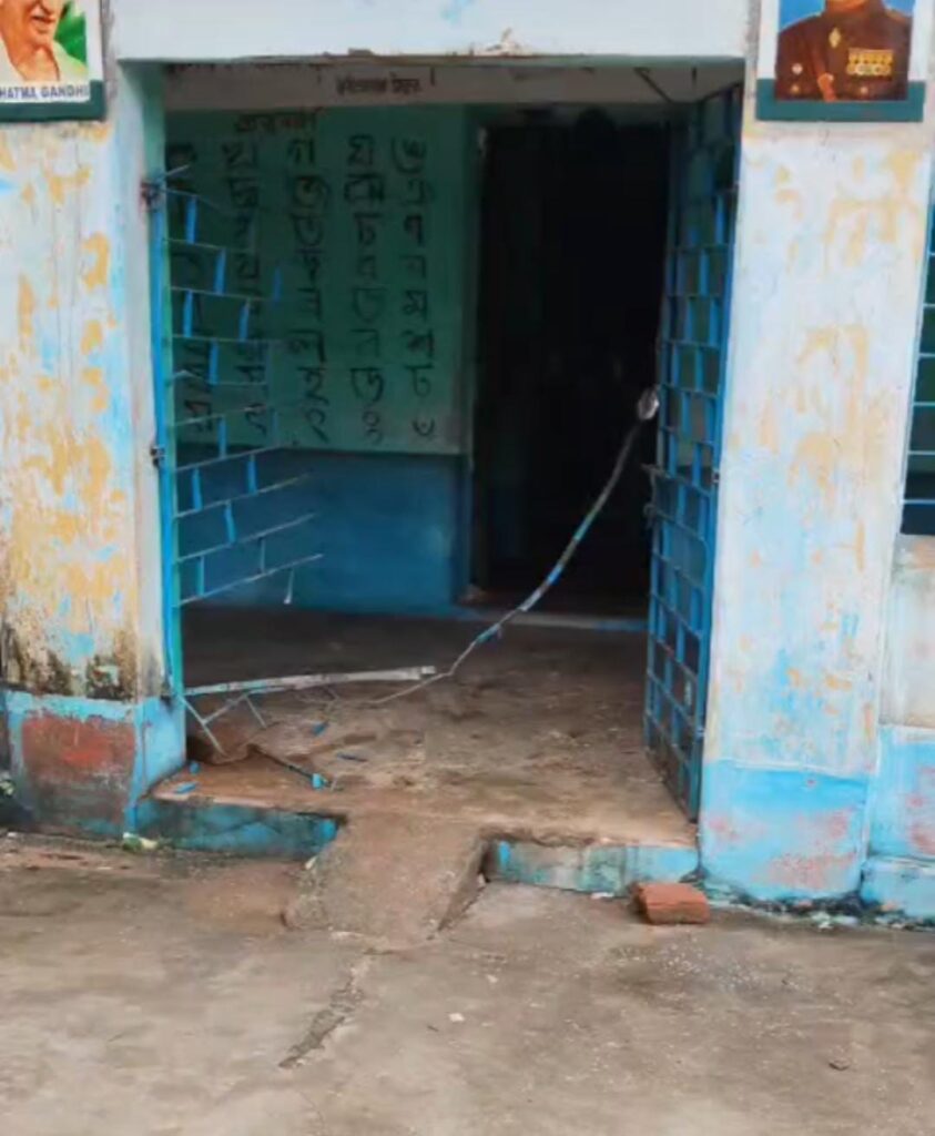 গড়বেতায় চার হাতির হানায় আতঙ্ক, প্রাথমিক বিদ্যালয় থেকে ধানজমি—ক্ষয়ক্ষতির মুখে এলাকা।
