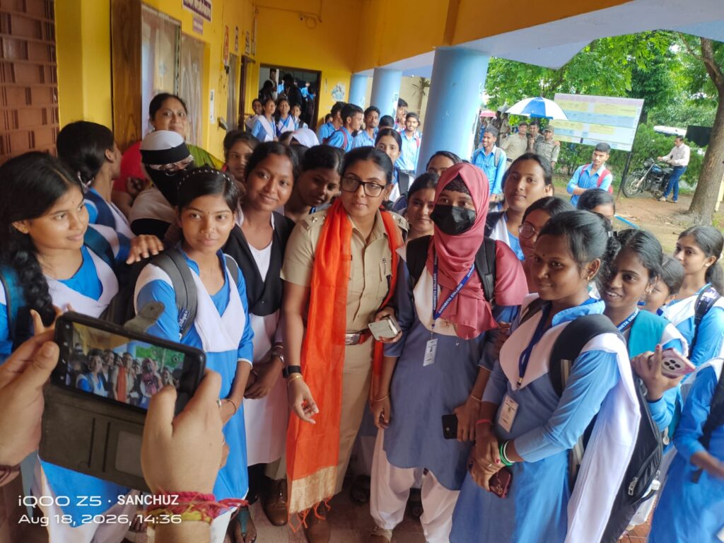 রেগিংয়ের কুফল নিয়ে পড়ুয়াদের পাঠ, গড়বেতা কলেজের সচেতনতা শিবিরে পুলিশ-প্রশাসনের আধিকারিকরা।।