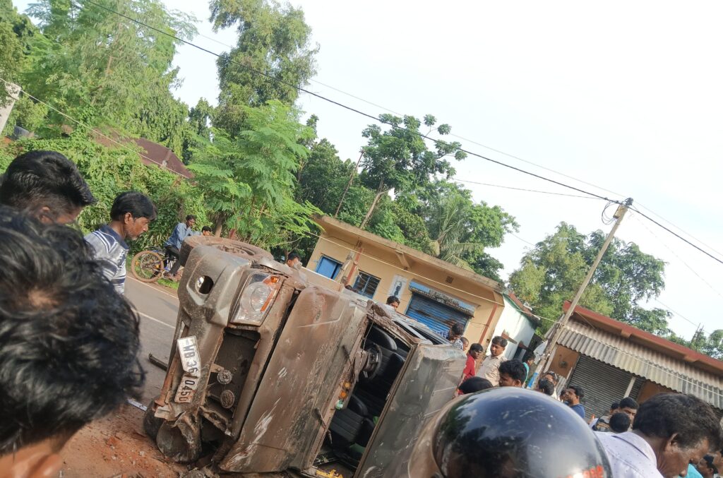 মালিডাঙ্গায় ভয়াবহ পথ দুর্ঘটনা, বোলেরো উল্টে আহত পাঁচ—চাঞ্চল্য এলাকায়।