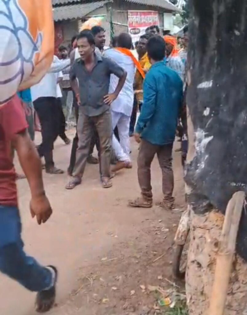 পদযাত্রা ঘিরে বচসা থেকে হাতাহাতি, কেশপুরে প্রকাশ্যে বিজেপির গোষ্ঠী সংঘাত।