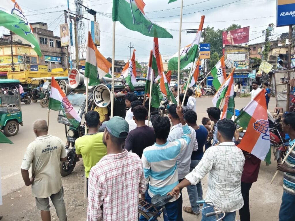 দ্রব্যমূল্য বৃদ্ধির প্রতিবাদে চন্দ্রকোনারোডে জাতীয় কংগ্রেসের মিছিল ও পথসভা।