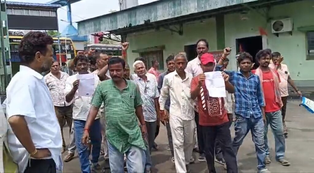 হুমকি, তোলাবাজি ও ছিনতাইয়ের অভিযোগে রাস্তায় বাসচালকরা, তদন্তের দাবি।