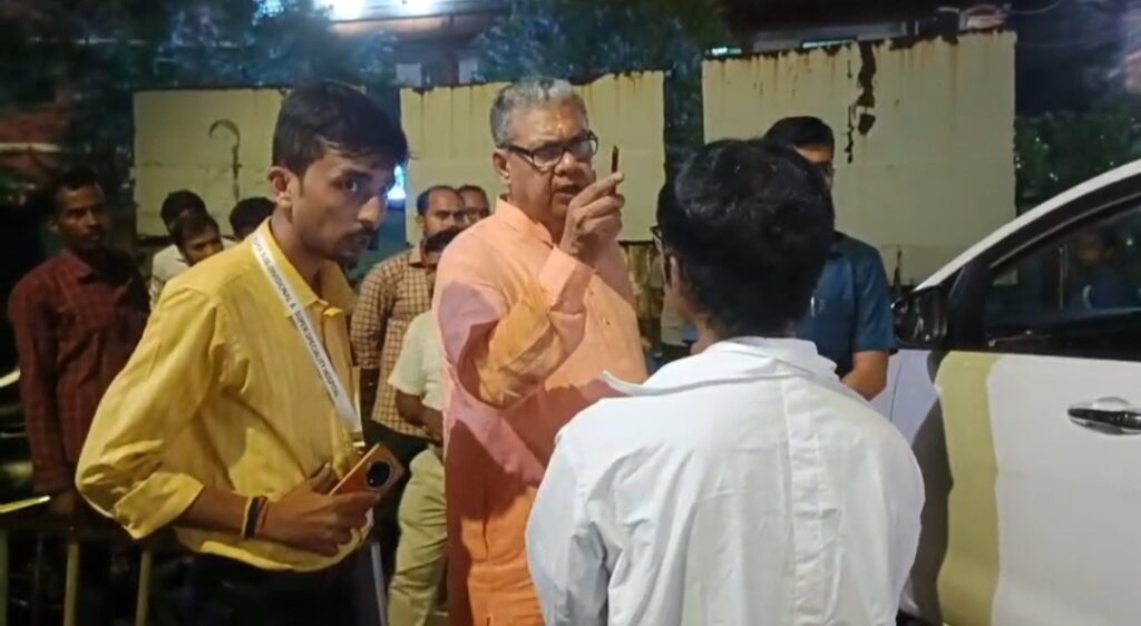 হাসপাতালের বেহাল পরিষেবা দেখে ক্ষুব্ধ স্বাস্থ্যমন্ত্রী, তিন মাসে আমূল পরিবর্তনের আশ্বাস।