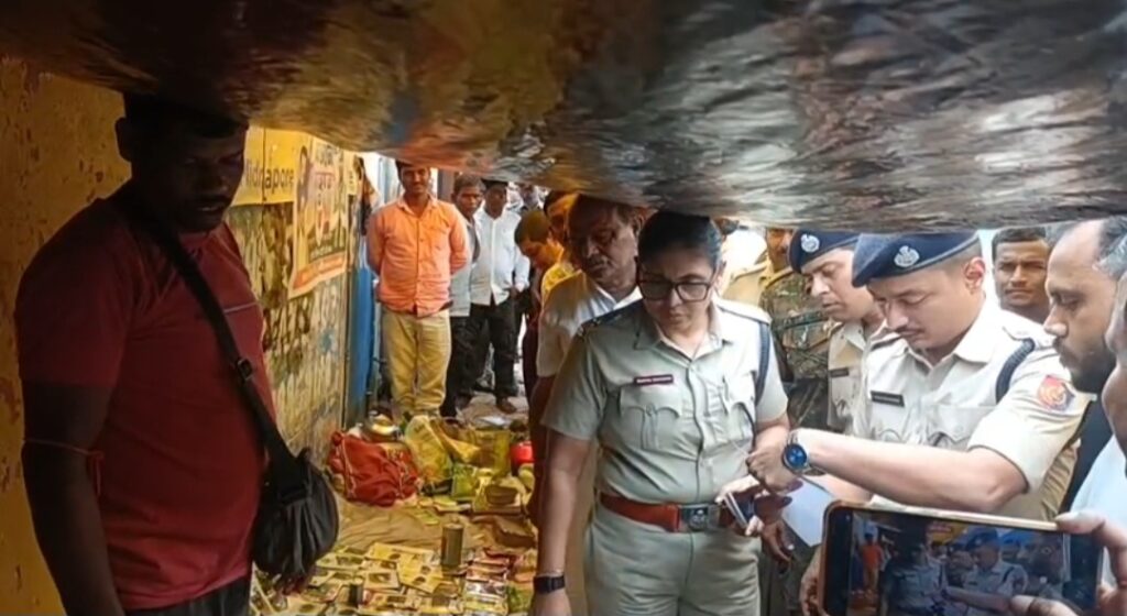 চন্দ্রকোনারোড বাজারে প্রশাসনের কড়া নজর, কালোবাজারিদের বিরুদ্ধে আইনানুগ ব্যবস্থার হুঁশিয়ারি।