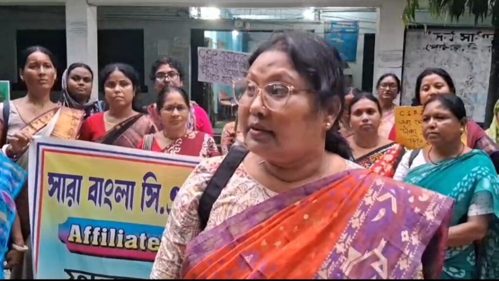 ৬০ বছর পর্যন্ত কাজের নিশ্চয়তাসহ একাধিক দাবিতে ব্লক অফিসে বিক্ষোভ।