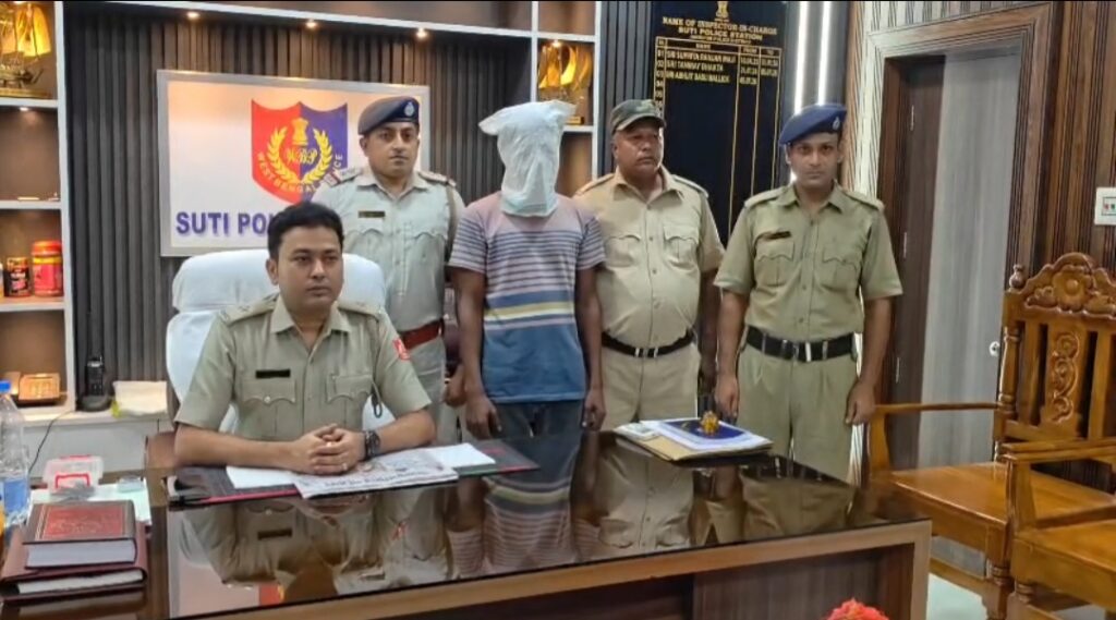গভীর রাতের অভিযানে পুলিশের সাফল্য, ফেনসিডিল-সহ গ্রেফতার ফতেপুরের যুবক।