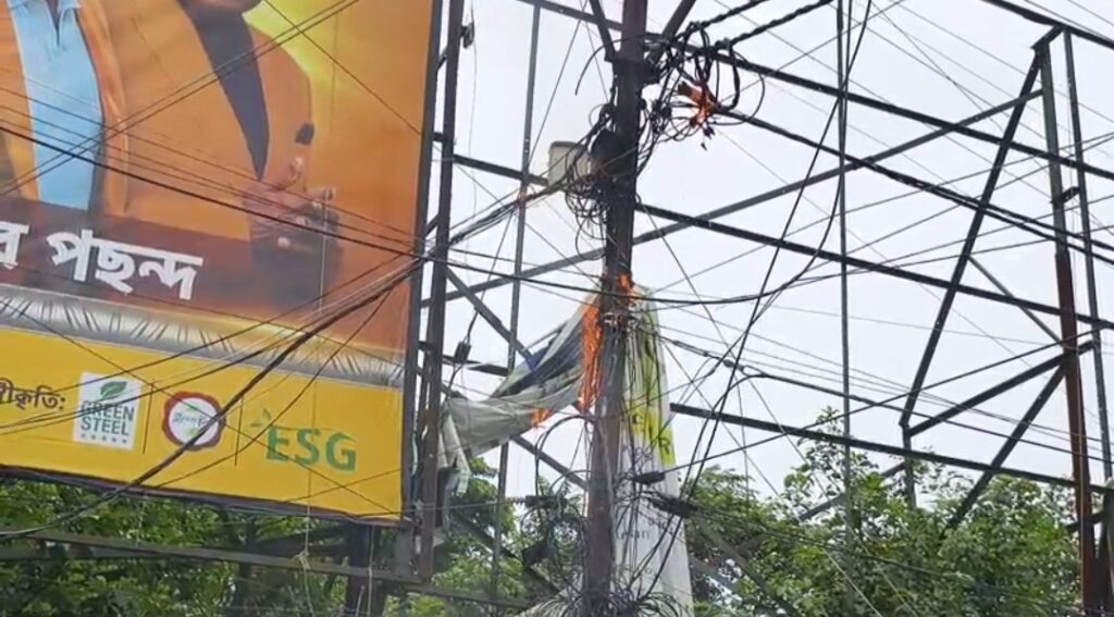 শর্ট সার্কিটে বড়সড় অগ্নিকাণ্ড, বিদ্যুৎ বিচ্ছিন্ন হয়ে ভোগান্তিতে সাধারণ মানুষ।