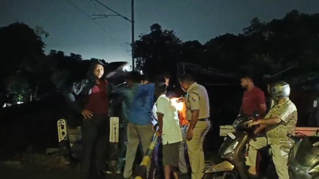 বাসের ধাক্কায় ক্ষতিগ্রস্ত রেলগেট, দ্রুত ম্যানুয়াল ব্যবস্থায় স্বাভাবিক হল পরিষেবা।