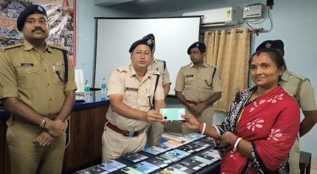 উদ্ধার ৬০০ মোবাইল, মালদা পুলিশ লাইনে মালিকদের হাতে ফিরিয়ে দেওয়ার বিশেষ অনুষ্ঠান।