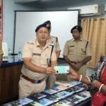 উদ্ধার ৬০০ মোবাইল, মালদা পুলিশ লাইনে মালিকদের হাতে ফিরিয়ে দেওয়ার বিশেষ অনুষ্ঠান।