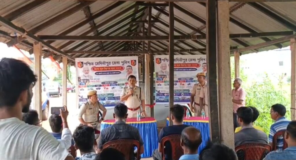 সড়ক নিরাপত্তায় জোর, গড়বেতা বাসস্ট্যান্ডে চালকদের নিয়ে ট্রাফিক পুলিশের শিবির।