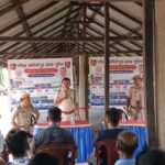সড়ক নিরাপত্তায় জোর, গড়বেতা বাসস্ট্যান্ডে চালকদের নিয়ে ট্রাফিক পুলিশের শিবির।