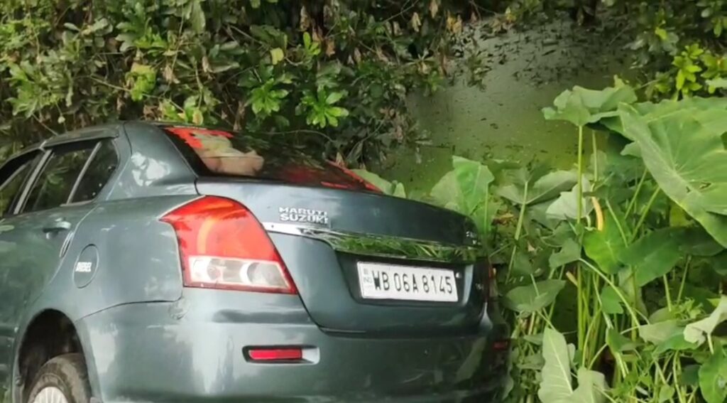 ড্রাইভিং শেখাতে গিয়ে বিপত্তি! নিয়ন্ত্রণ হারিয়ে নয়ানজুলিতে পড়ল গাড়ি।