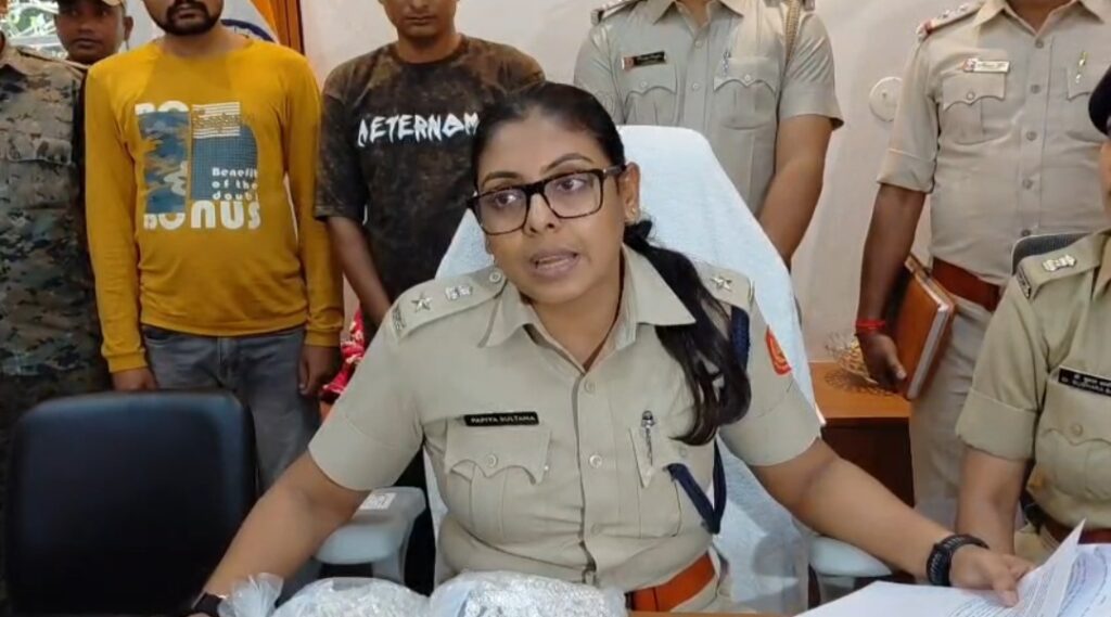 বৈধ নথি দেখাতে না পারায় বাজেয়াপ্ত ১০ কেজি রুপো, আদালতে ধৃত।