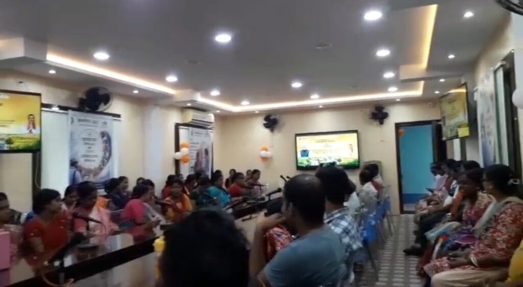 BDO অফিসে আবাস যোজনার বকেয়া অর্থের অনুমোদনপত্র প্রদান, উপস্থিত প্রশাসনিক আধিকারিকরা।