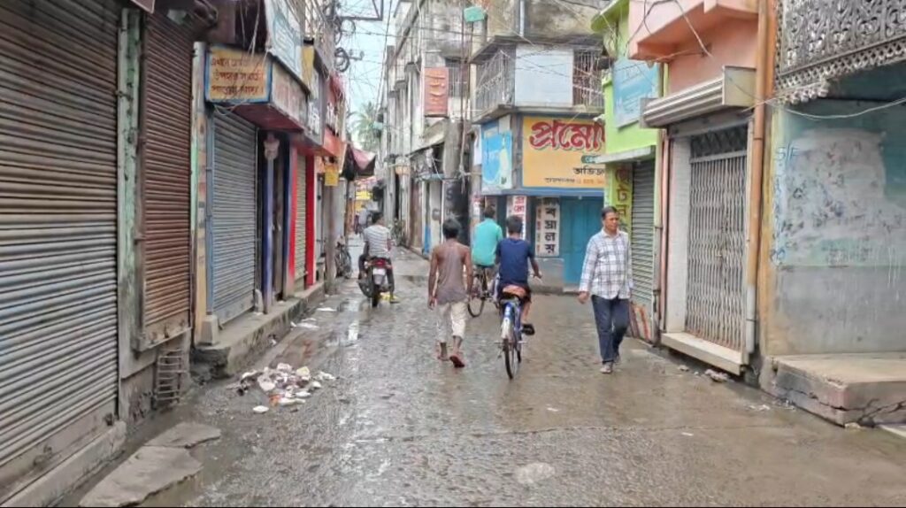 জলজটের জেরে অচল অরঙ্গাবাদ বাজার, বিক্ষোভে নামলেন ব্যবসায়ীরা।।