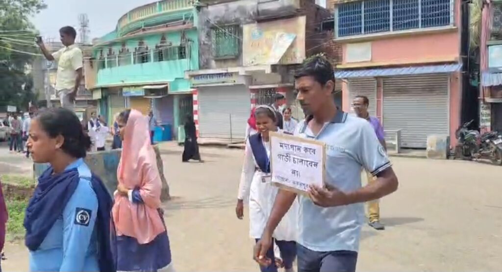 হেলমেট ও ট্রাফিক আইন মানার বার্তা, ভরতপুরে পথে নামল পুলিশ ও পড়ুয়ারা।