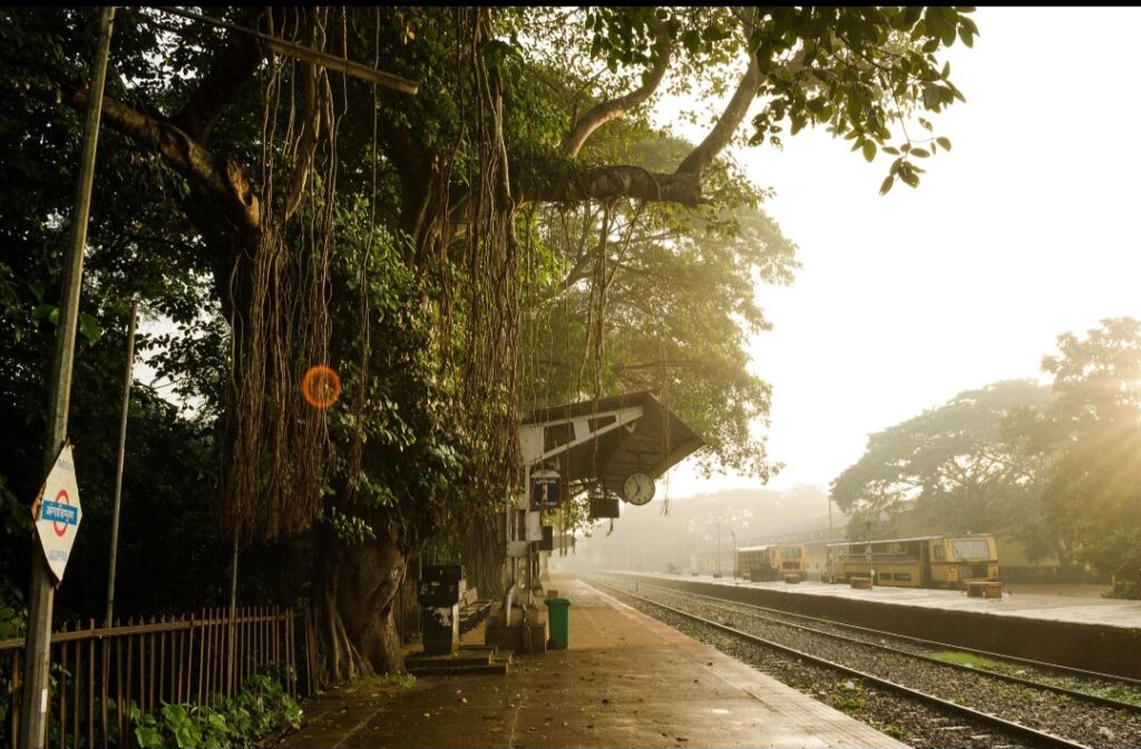 রেলস্টেশনের বেঞ্চ।