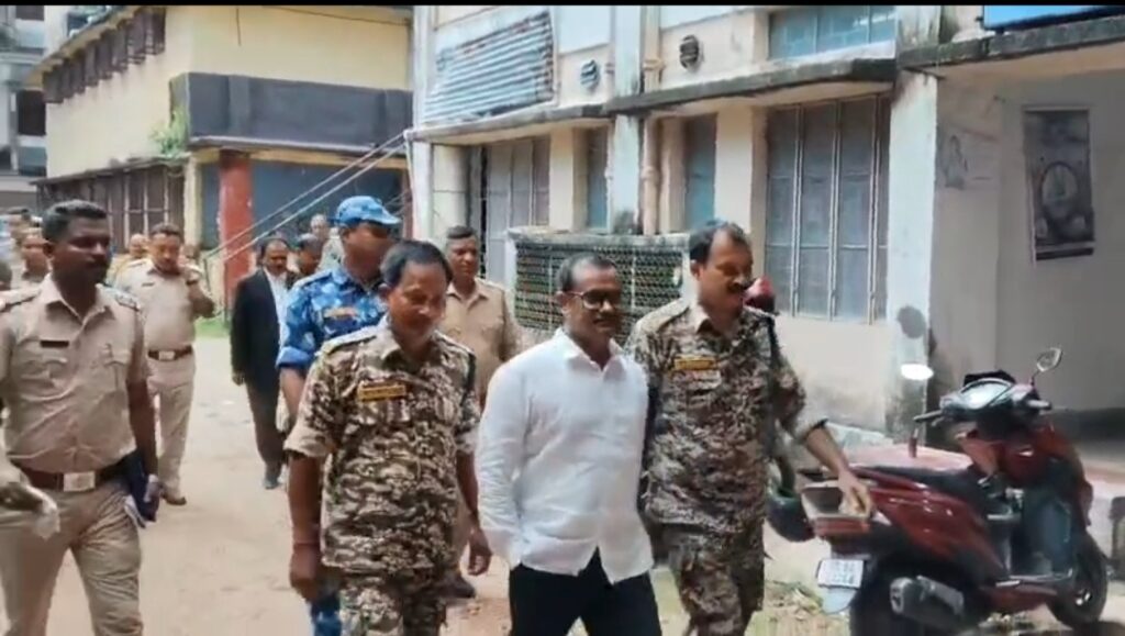 আদালতে জামিন, তবু জেলমুক্তি নয়—অভিজিৎ দে ভৌমিক ফের পুলিশি হেফাজতে।