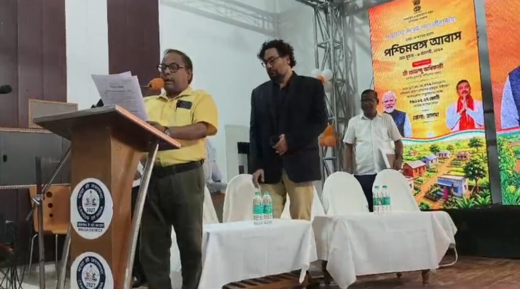 আবাস যোজনার বকেয়া পেলেন উপভোক্তারা, মালদায় প্রশাসনের উদ্যোগে অর্থ বিতরণ।