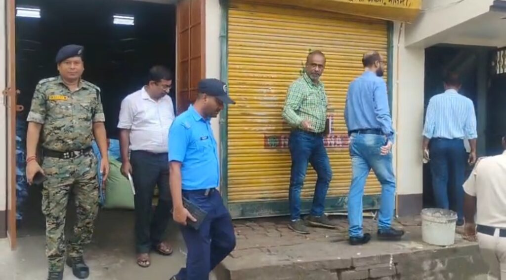 ন্যায্য মূল্যে সার নিশ্চিত করতে মালদায় কৃষি দপ্তর ও পুলিশের যৌথ অভিযান।