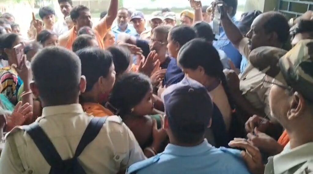 দাসপুরে বিজেপির বিক্ষোভ, ৯ দফা দাবি নিয়ে গ্রাম পঞ্চায়েতে স্মারকলিপি।