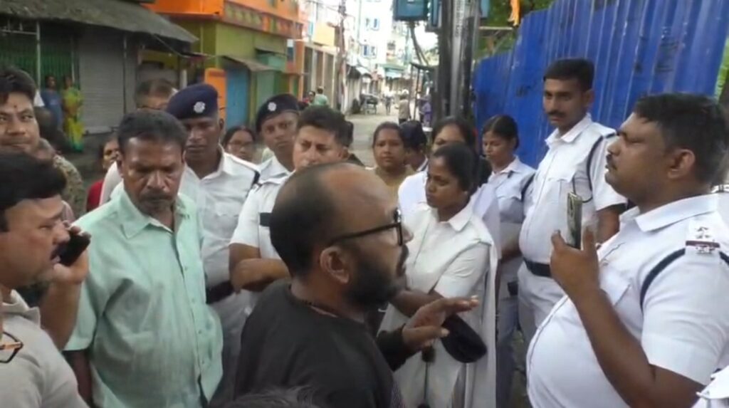 করুণাময়ী আশ্রম মাঠ নিয়ে জমি-বিতর্ক, বিক্ষোভের মাঝে কয়েকজনকে আটক।