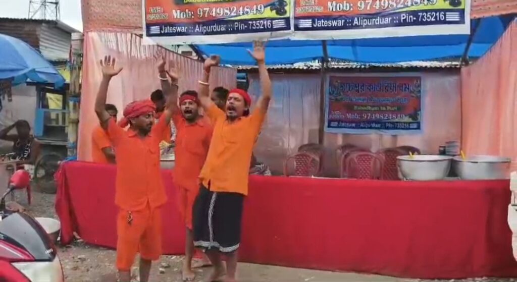 ভক্তদের সেবায় জটেশ্বরে বিশেষ উদ্যোগ, প্রসাদ হিসেবে খিচুড়ি ও শরবত বিতরণ।