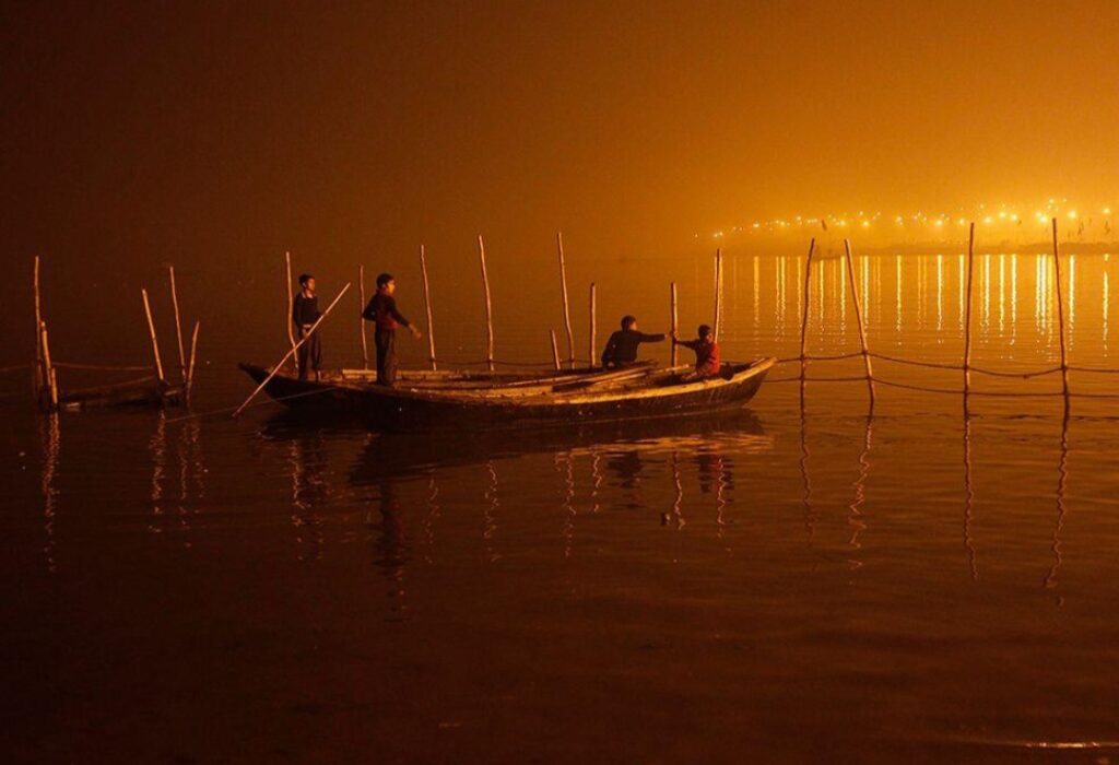 গল্প  : নদীর ওপারের আলো।।