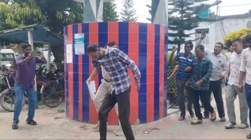রতুয়ায় তৃণমূল নেতার বিরুদ্ধে ‘ডিম থেরাপি’, থানার বাইরে বিক্ষোভ বিজেপি কর্মী-সমর্থকদের।