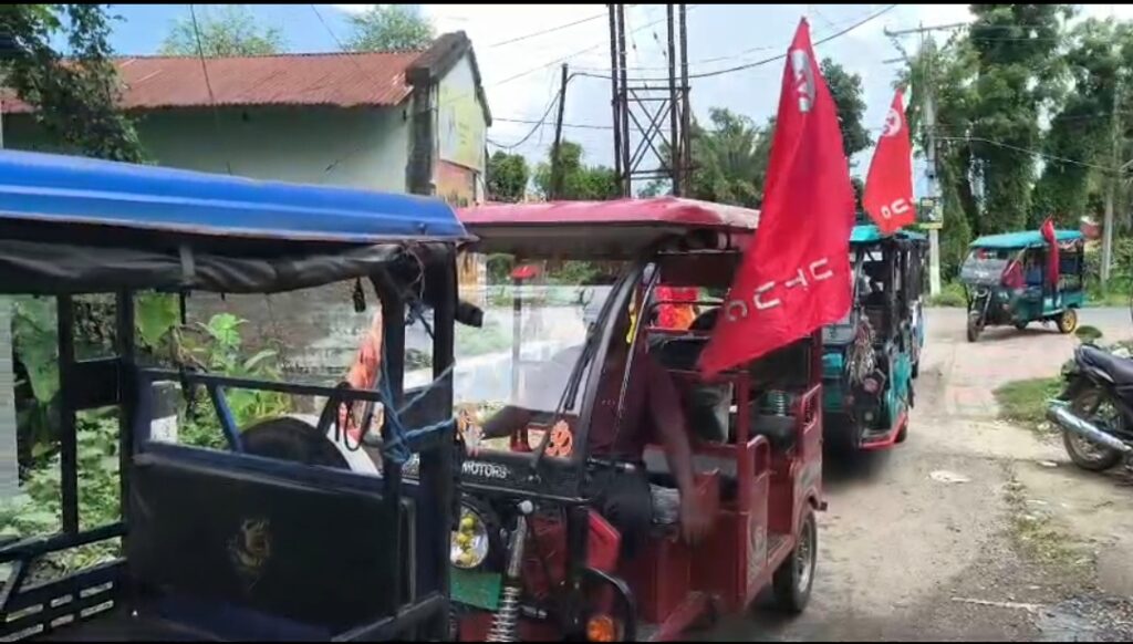 টোটো চালাতে ‘চেইন’-এর টাকা দাবির অভিযোগ, তোলাবাজির প্রতিবাদে হবিবপুরে শ্রমিক সংগঠনের আন্দোলন।
