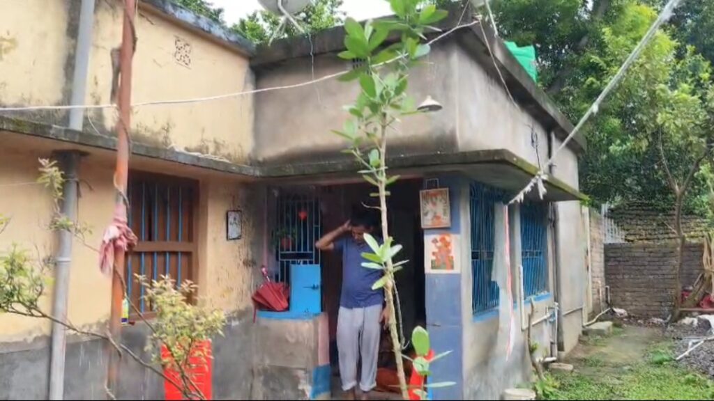 ‘ভগবানের কৃপায় প্রাণে ফিরেছি’, তারাপীঠের অগ্নিকাণ্ডে আতঙ্কিত মালদার তেওয়ারি পরিবার।