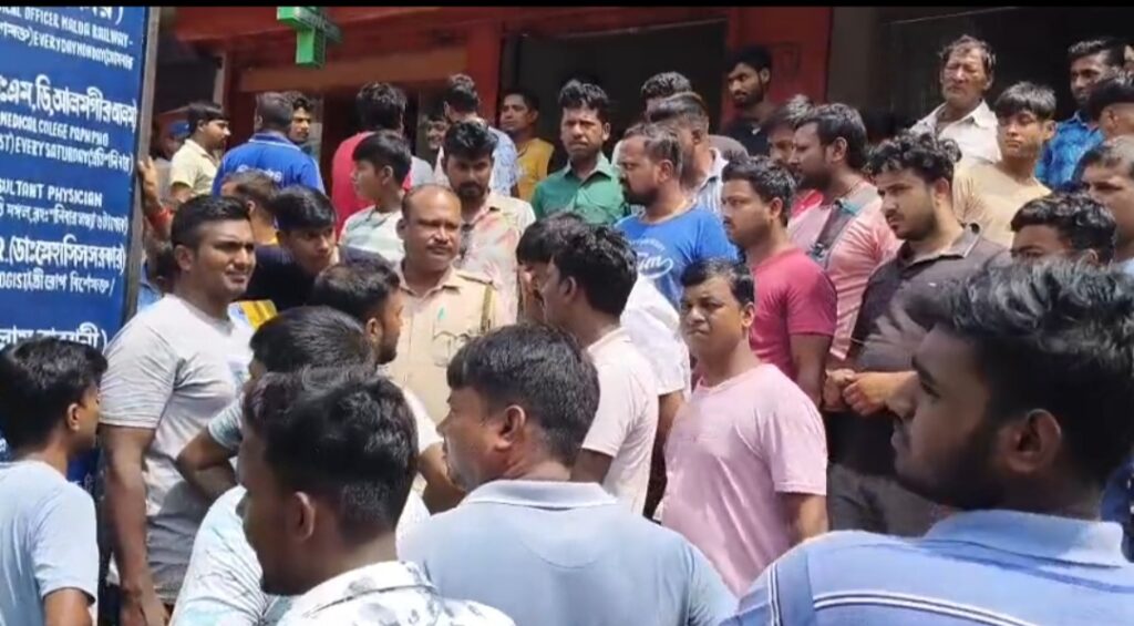 ‘সস্তায় পণ্য’ দেওয়ার প্রতিশ্রুতি, অগ্রিম হাজার হাজার টাকা নিয়ে দোকান বন্ধ—গাজোলে চাঞ্চল্য।