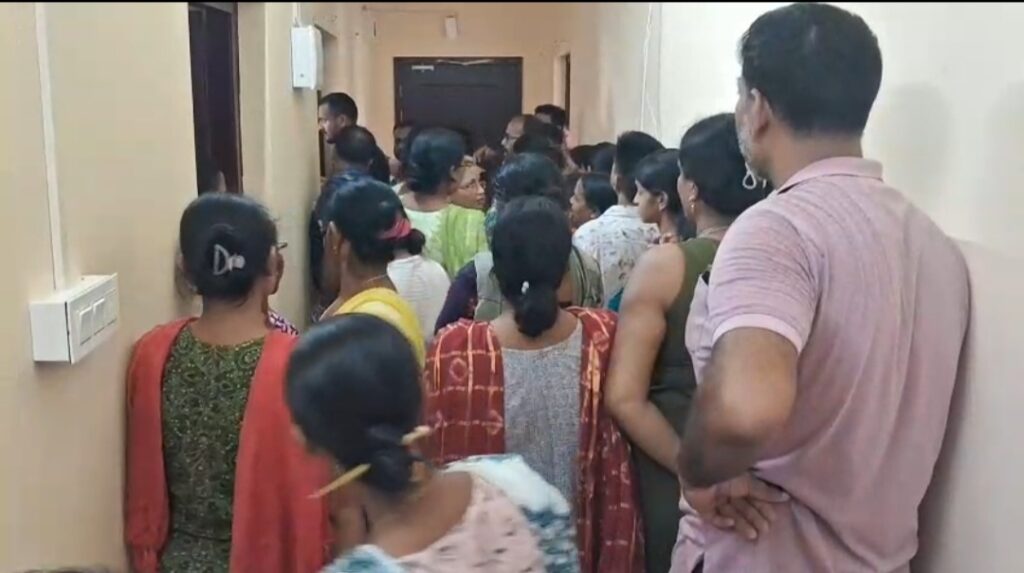 নির্দিষ্ট সময় পেরিয়েও টাকা না পাওয়ার অভিযোগ, ফালাকাটা পুরসভায় মহিলাদের প্রতিবাদ।