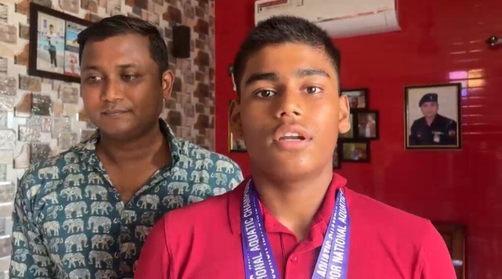 বাবার হাত ধরে সাঁতারে সাফল্য, জাতীয় স্তরে তিন পদক জিতে আন্তর্জাতিক স্বপ্ন অংশুমানের।