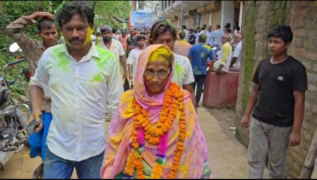 নতুন প্রধান নির্বাচিত হতেই পঞ্চায়েত চত্বরে আবিরের উৎসব, উন্নয়নকে অগ্রাধিকার শাকিলা বিবির।