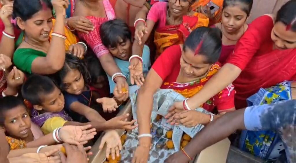 অন্নপূর্ণা ভাণ্ডারের আনন্দে পথে মহিলারা, নিমতিতায় মিছিল শেষে লাড্ডু বিতরণ।