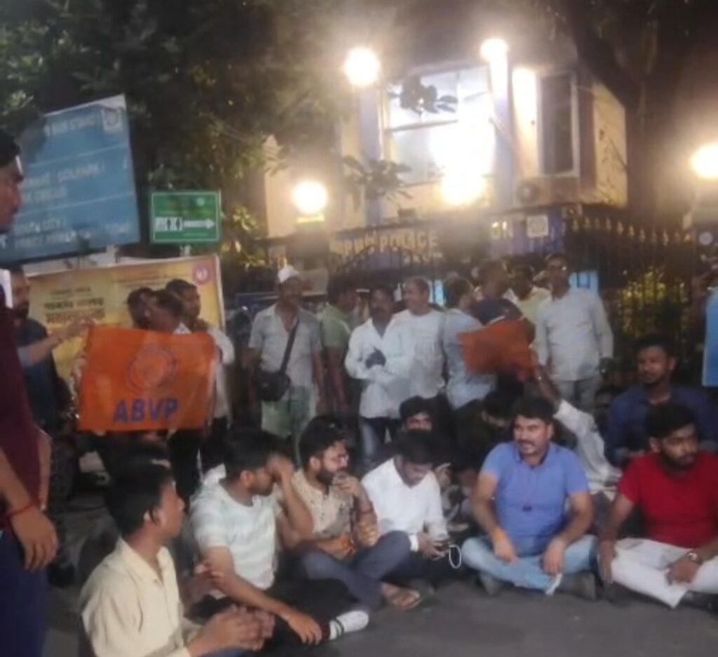 জিবি মিটিংয়ের বিরোধিতা ABVP-র, যাদবপুরে বামপন্থী ছাত্র সংগঠনের সঙ্গে সংঘর্ষ।