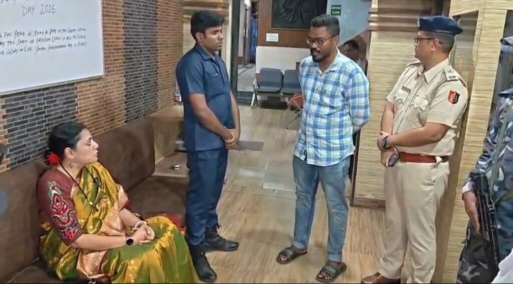 আগুন লাগলে বেরোনোর পথ নেই! মেদিনীপুরে হোটেল পরিদর্শনে অগ্নিনিরাপত্তার বেহাল ছবি।