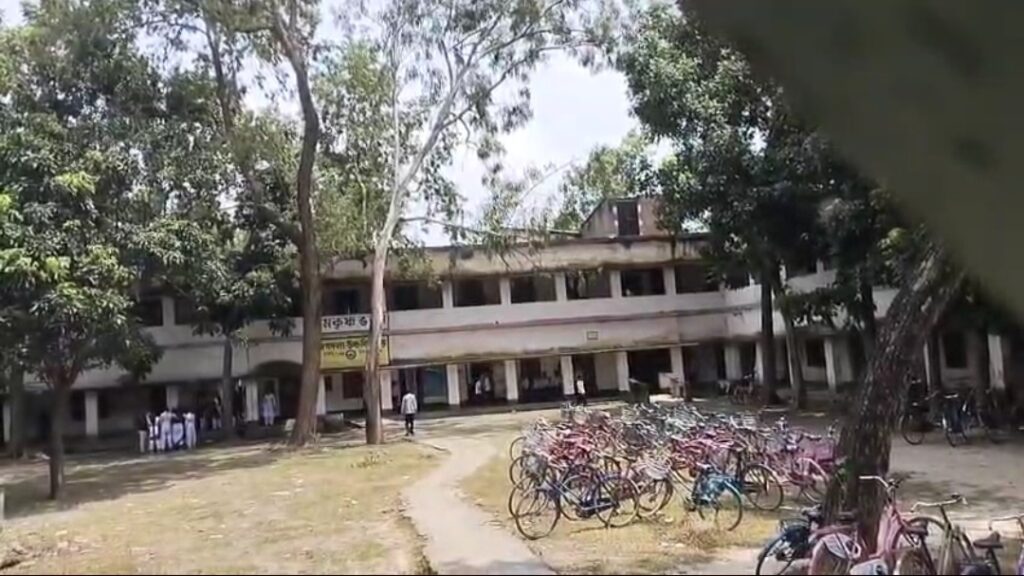 শিক্ষাঙ্গনে নিরাপত্তা নিয়ে বড় প্রশ্ন, বামনগোলার স্কুলে মহিলা কর্মী-পড়ুয়াদের মারধরের ভিডিও ঘিরে চাঞ্চল্য।