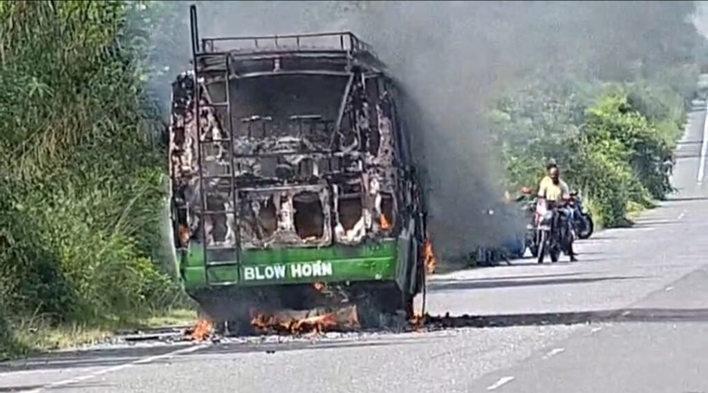 এশিয়ান হাইওয়েতে চলন্ত বাসে আগুন, ঘটনাস্থলে দমকল—পুড়ে ছাই গোটা বাস।