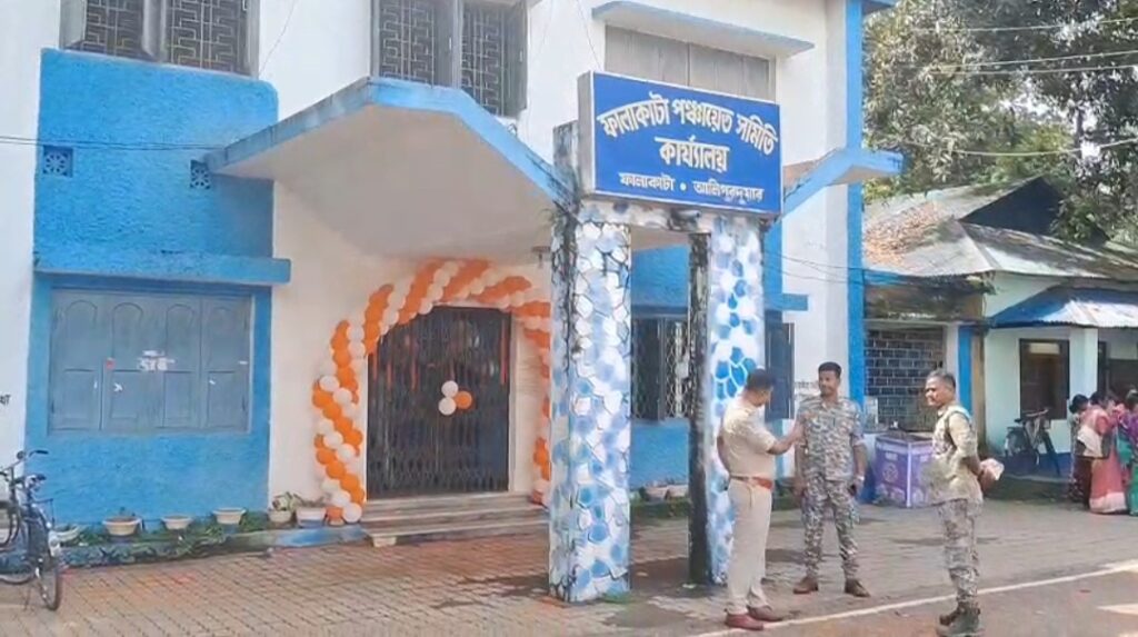 ফালাকাটা পঞ্চায়েত সমিতিতে বিজেপির ক্ষমতা প্রতিষ্ঠা, সভাপতির দায়িত্বে অঘোরনাথ রায়।