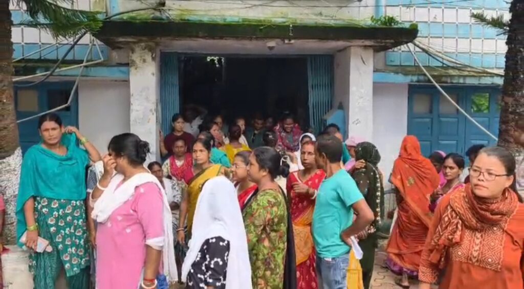 ‘কেন এখনও টাকা ঢুকল না?’—অন্নপূর্ণা নিয়ে কালচিনি ব্লক অফিসে মহিলাদের তুমুল বিক্ষোভ।