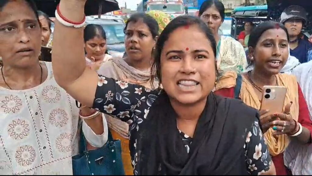 ব্যাংক অ্যাকাউন্টে টাকা না ঢোকায় রাস্তায় মহিলারা, ফালাকাটায় ১৭ নম্বর জাতীয় সড়ক অবরুদ্ধ।