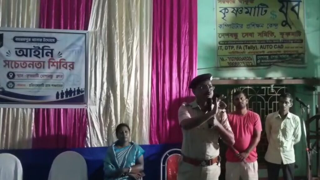 অপরিচিত ফোন-লিঙ্কে পা নয়, সাইবার প্রতারণা নিয়ে গ্রামবাসীকে সতর্ক করল বহরমপুর থানা।