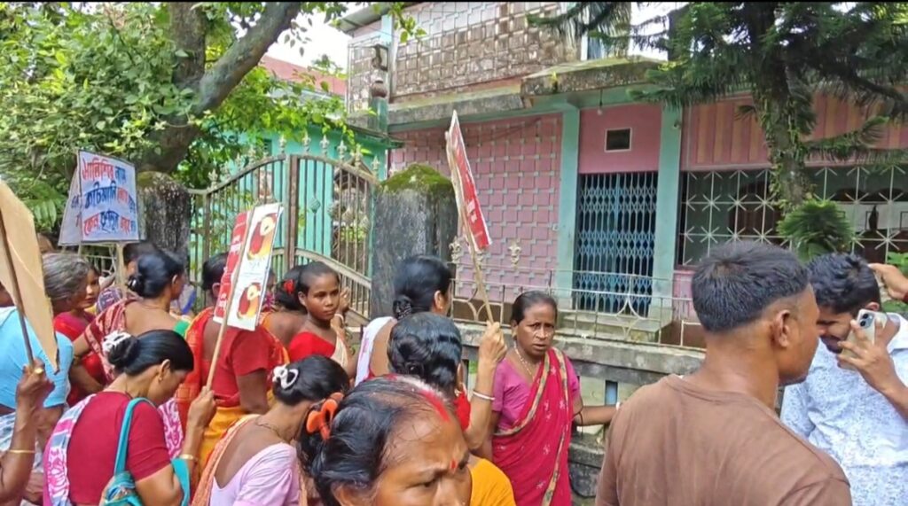 সরকারি সুবিধা পাইয়ে দেওয়ার নামে টাকা নেওয়ার অভিযোগ, তৃণমূল ব্লক সভাপতির বাড়ি ঘেরাও।