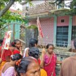 সরকারি সুবিধা পাইয়ে দেওয়ার নামে টাকা নেওয়ার অভিযোগ, তৃণমূল ব্লক সভাপতির বাড়ি ঘেরাও।