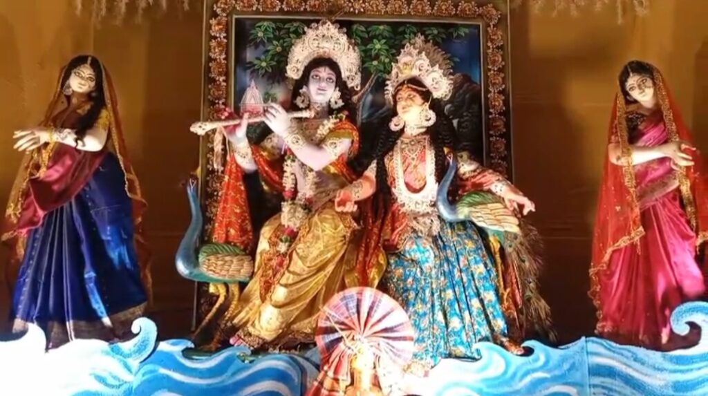 শ্রাবণের উৎসবে মেতে গয়েশপুর, এক সপ্তাহ ধরে শ্রী শ্রী রাধাকৃষ্ণের ঝুলন উৎসব।