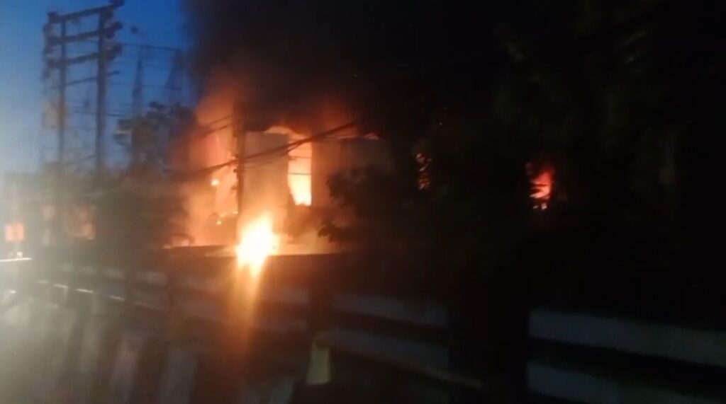 বিমানবন্দরের কাছে গাড়ির শোরুমে আগুন, দীর্ঘক্ষণ চেষ্টায় নিয়ন্ত্রণে আনল দমকল।
